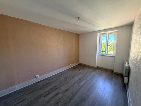 Immeuble de 5 appartements, 2 garages  et 2 greniers à Saint Nectaire