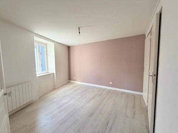 Immeuble de 5 appartements, 2 garages  et 2 greniers à Saint Nectaire