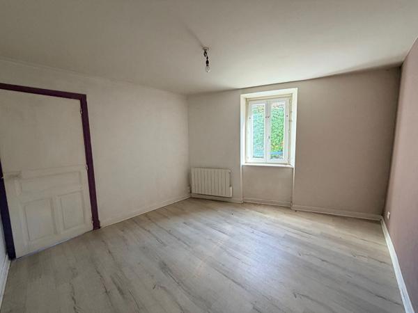 Immeuble de 5 appartements, 2 garages  et 2 greniers à Saint Nectaire