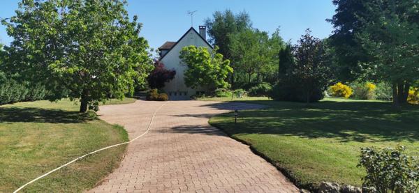 MAISON TRADITIONNELLE  et UN TRES BEL ETANG de plus de 4000m²