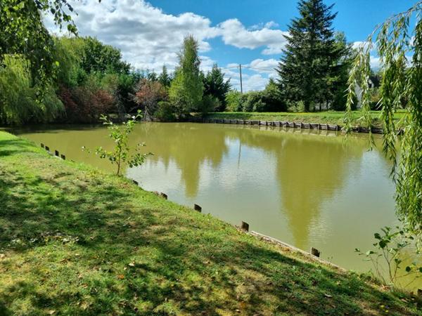 MAISON TRADITIONNELLE  et UN TRES BEL ETANG de plus de 4000m²
