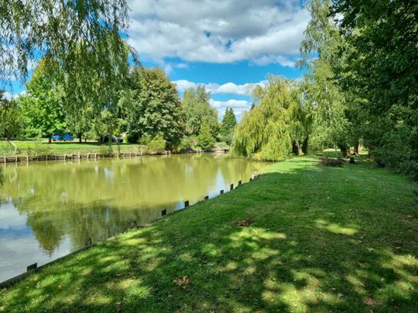 MAISON TRADITIONNELLE  et UN TRES BEL ETANG de plus de 4000m²