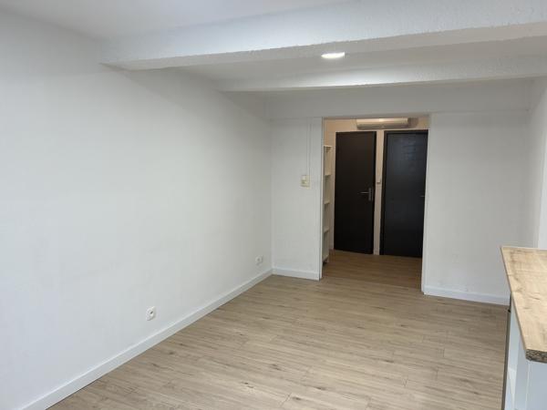 QUARTIER CAPUCINS - T2 ENTIEREMENT RENOVE - CLIMATISATION - PARKING A PROXIMITE