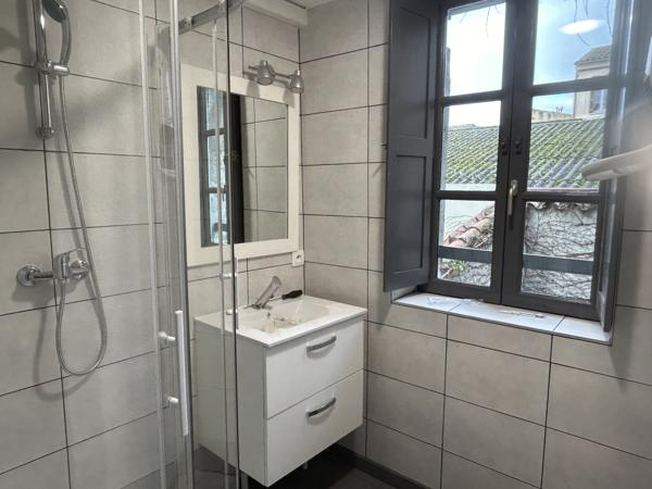 QUARTIER CAPUCINS - T2 ENTIEREMENT RENOVE - CLIMATISATION - PARKING A PROXIMITE
