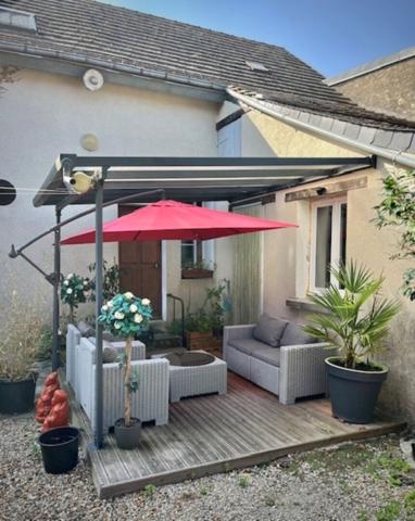 Maison de charme à Noyant Villages avec beau terrain