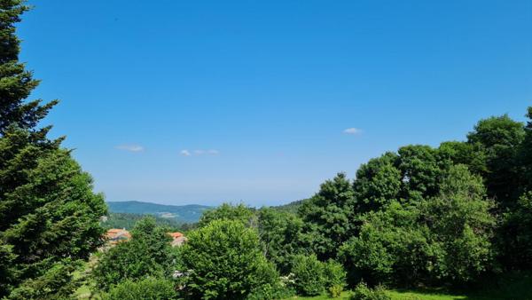 Entre Saint Genest Malifaux 42660 et la Versanne 42220 Chalet sur sous-sol complet 71,60m² é chambres sur 2500m² de terrain