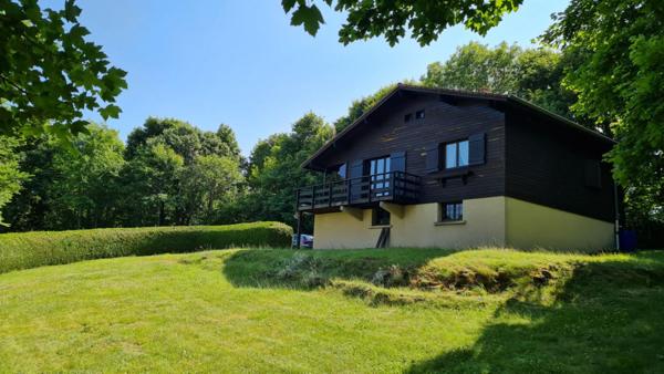 Entre Saint Genest Malifaux 42660 et la Versanne 42220 Chalet sur sous-sol complet 71,60m² é chambres sur 2500m² de terrain
