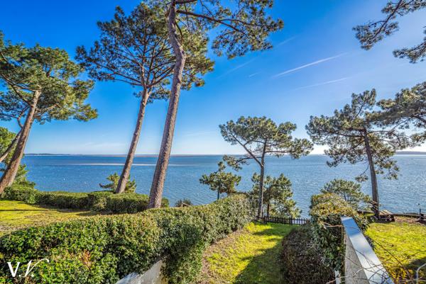 ENTRE LA VIGNE ET BELISAIRE - MAISON MITOYENNE EN PREMIERE LIGNE