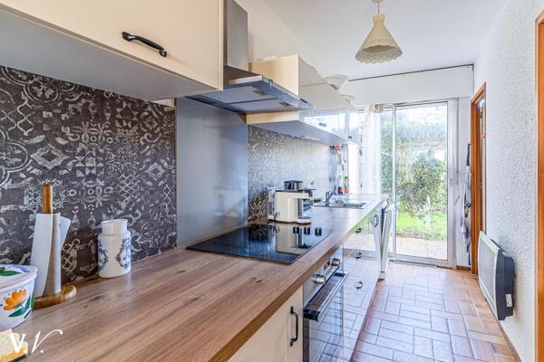 ENTRE LA VIGNE ET BELISAIRE - MAISON MITOYENNE EN PREMIERE LIGNE