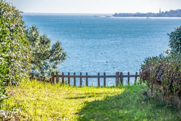 ENTRE LA VIGNE ET BELISAIRE - MAISON MITOYENNE EN PREMIERE LIGNE