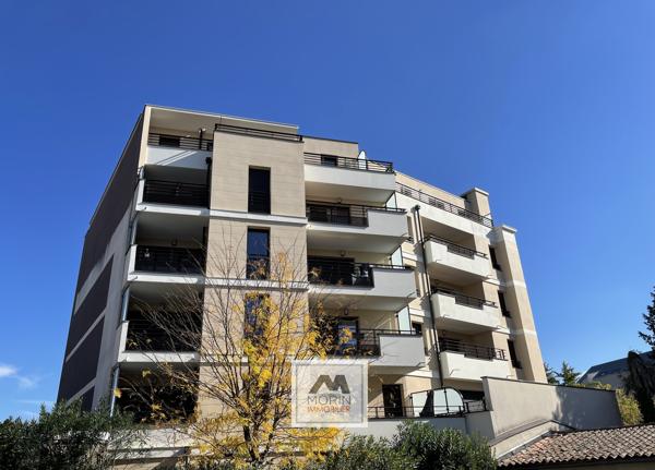 TALENCE centre proche Tram B, à vendre appartement traversant avec 2 chambres, terrasse et parking