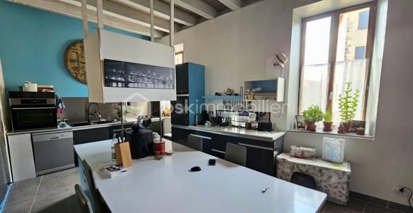 ✨ Le charme de l'ancien rénové allié au confort d'aujourd'hui ! ✨

Au cœur du bourg de Villerest, découvrez cette maison familiale pleine de caractère où chaque espace a été pensé pour offrir confort et convivialité.

Dès l'entrée, vous serez séduits par une vaste pièce de vie baignée de lumière avec sa cuisine ouverte, idéale pour partager de beaux moments en famille ou entre amis.

Côté nuit, la maison propose trois chambres spacieuses ainsi qu'un bureau, parfait pour le télétravail, une chambre d'enfant ou un espace loisirs.

La salle d'eau, entièrement modernisée, apporte une touche contemporaine, tandis que les deux WC offrent un confort appréciable au quotidien.

À l'extérieur, profitez d'une agréable cour privative, facile à entretenir, propice aux repas d'été et aux instants de détente.

Un véritable atout supplémentaire : les combles aménageables laissent libre cours à vos projets d'agrandissement selon vos besoins.

Pour votre confort toute l'année, la maison bénéficie d'équipements performants : pompe à chaleur, climatisation réversible et poêle à granulés.

🏡 Une maison chaleureuse, fonctionnelle et évolutive, située dans un secteur recherché de Villerest.

📞 Une visite vous permettra d'en apprécier tout le potentiel. Contactez dès maintenant Pauline Barraud – BSK Immobilier pour découvrir ce bien rare sur le marché.

Les plus :
✔ Bourg de Villerest
✔ Rénovation de qualité
✔ 3 chambres + bureau
✔ Cour privative
✔ Combles aménageables
✔ Pompe à chaleur + climatisation
✔ Poêle à granulés
✔ Maison prête à vivre

"Certaines maisons se visitent, d'autres se ressentent. Celle-ci fait partie de celles que l'on a du mal à quitter."