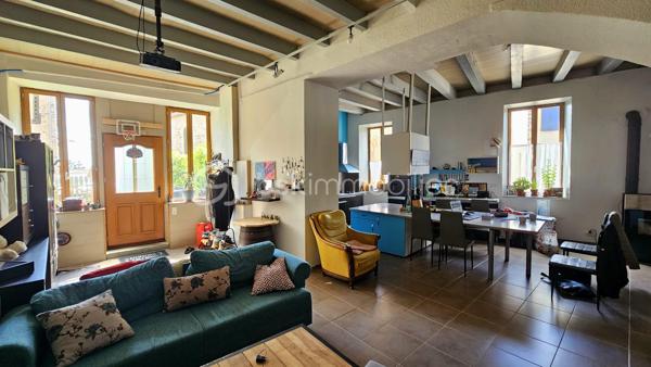 ✨ Le charme de l'ancien rénové allié au confort d'aujourd'hui ! ✨

Au cœur du bourg de Villerest, découvrez cette maison familiale pleine de caractère où chaque espace a été pensé pour offrir confort et convivialité.

Dès l'entrée, vous serez séduits par une vaste pièce de vie baignée de lumière avec sa cuisine ouverte, idéale pour partager de beaux moments en famille ou entre amis.

Côté nuit, la maison propose trois chambres spacieuses ainsi qu'un bureau, parfait pour le télétravail, une chambre d'enfant ou un espace loisirs.

La salle d'eau, entièrement modernisée, apporte une touche contemporaine, tandis que les deux WC offrent un confort appréciable au quotidien.

À l'extérieur, profitez d'une agréable cour privative, facile à entretenir, propice aux repas d'été et aux instants de détente.

Un véritable atout supplémentaire : les combles aménageables laissent libre cours à vos projets d'agrandissement selon vos besoins.

Pour votre confort toute l'année, la maison bénéficie d'équipements performants : pompe à chaleur, climatisation réversible et poêle à granulés.

🏡 Une maison chaleureuse, fonctionnelle et évolutive, située dans un secteur recherché de Villerest.

📞 Une visite vous permettra d'en apprécier tout le potentiel. Contactez dès maintenant Pauline Barraud – BSK Immobilier pour découvrir ce bien rare sur le marché.

Les plus :
✔ Bourg de Villerest
✔ Rénovation de qualité
✔ 3 chambres + bureau
✔ Cour privative
✔ Combles aménageables
✔ Pompe à chaleur + climatisation
✔ Poêle à granulés
✔ Maison prête à vivre

"Certaines maisons se visitent, d'autres se ressentent. Celle-ci fait partie de celles que l'on a du mal à quitter."