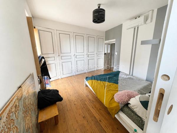 ✨ Le charme de l'ancien rénové allié au confort d'aujourd'hui ! ✨

Au cœur du bourg de Villerest, découvrez cette maison familiale pleine de caractère où chaque espace a été pensé pour offrir confort et convivialité.

Dès l'entrée, vous serez séduits par une vaste pièce de vie baignée de lumière avec sa cuisine ouverte, idéale pour partager de beaux moments en famille ou entre amis.

Côté nuit, la maison propose trois chambres spacieuses ainsi qu'un bureau, parfait pour le télétravail, une chambre d'enfant ou un espace loisirs.

La salle d'eau, entièrement modernisée, apporte une touche contemporaine, tandis que les deux WC offrent un confort appréciable au quotidien.

À l'extérieur, profitez d'une agréable cour privative, facile à entretenir, propice aux repas d'été et aux instants de détente.

Un véritable atout supplémentaire : les combles aménageables laissent libre cours à vos projets d'agrandissement selon vos besoins.

Pour votre confort toute l'année, la maison bénéficie d'équipements performants : pompe à chaleur, climatisation réversible et poêle à granulés.

🏡 Une maison chaleureuse, fonctionnelle et évolutive, située dans un secteur recherché de Villerest.

📞 Une visite vous permettra d'en apprécier tout le potentiel. Contactez dès maintenant Pauline Barraud – BSK Immobilier pour découvrir ce bien rare sur le marché.

Les plus :
✔ Bourg de Villerest
✔ Rénovation de qualité
✔ 3 chambres + bureau
✔ Cour privative
✔ Combles aménageables
✔ Pompe à chaleur + climatisation
✔ Poêle à granulés
✔ Maison prête à vivre

"Certaines maisons se visitent, d'autres se ressentent. Celle-ci fait partie de celles que l'on a du mal à quitter."