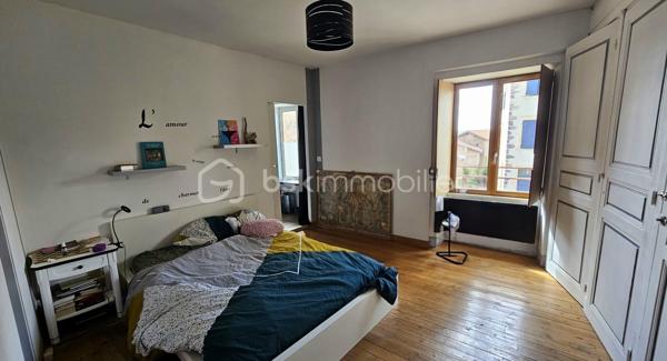 ✨ Le charme de l'ancien rénové allié au confort d'aujourd'hui ! ✨

Au cœur du bourg de Villerest, découvrez cette maison familiale pleine de caractère où chaque espace a été pensé pour offrir confort et convivialité.

Dès l'entrée, vous serez séduits par une vaste pièce de vie baignée de lumière avec sa cuisine ouverte, idéale pour partager de beaux moments en famille ou entre amis.

Côté nuit, la maison propose trois chambres spacieuses ainsi qu'un bureau, parfait pour le télétravail, une chambre d'enfant ou un espace loisirs.

La salle d'eau, entièrement modernisée, apporte une touche contemporaine, tandis que les deux WC offrent un confort appréciable au quotidien.

À l'extérieur, profitez d'une agréable cour privative, facile à entretenir, propice aux repas d'été et aux instants de détente.

Un véritable atout supplémentaire : les combles aménageables laissent libre cours à vos projets d'agrandissement selon vos besoins.

Pour votre confort toute l'année, la maison bénéficie d'équipements performants : pompe à chaleur, climatisation réversible et poêle à granulés.

🏡 Une maison chaleureuse, fonctionnelle et évolutive, située dans un secteur recherché de Villerest.

📞 Une visite vous permettra d'en apprécier tout le potentiel. Contactez dès maintenant Pauline Barraud – BSK Immobilier pour découvrir ce bien rare sur le marché.

Les plus :
✔ Bourg de Villerest
✔ Rénovation de qualité
✔ 3 chambres + bureau
✔ Cour privative
✔ Combles aménageables
✔ Pompe à chaleur + climatisation
✔ Poêle à granulés
✔ Maison prête à vivre

"Certaines maisons se visitent, d'autres se ressentent. Celle-ci fait partie de celles que l'on a du mal à quitter."