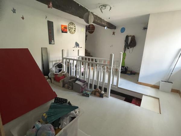 ✨ Le charme de l'ancien rénové allié au confort d'aujourd'hui ! ✨

Au cœur du bourg de Villerest, découvrez cette maison familiale pleine de caractère où chaque espace a été pensé pour offrir confort et convivialité.

Dès l'entrée, vous serez séduits par une vaste pièce de vie baignée de lumière avec sa cuisine ouverte, idéale pour partager de beaux moments en famille ou entre amis.

Côté nuit, la maison propose trois chambres spacieuses ainsi qu'un bureau, parfait pour le télétravail, une chambre d'enfant ou un espace loisirs.

La salle d'eau, entièrement modernisée, apporte une touche contemporaine, tandis que les deux WC offrent un confort appréciable au quotidien.

À l'extérieur, profitez d'une agréable cour privative, facile à entretenir, propice aux repas d'été et aux instants de détente.

Un véritable atout supplémentaire : les combles aménageables laissent libre cours à vos projets d'agrandissement selon vos besoins.

Pour votre confort toute l'année, la maison bénéficie d'équipements performants : pompe à chaleur, climatisation réversible et poêle à granulés.

🏡 Une maison chaleureuse, fonctionnelle et évolutive, située dans un secteur recherché de Villerest.

📞 Une visite vous permettra d'en apprécier tout le potentiel. Contactez dès maintenant Pauline Barraud – BSK Immobilier pour découvrir ce bien rare sur le marché.

Les plus :
✔ Bourg de Villerest
✔ Rénovation de qualité
✔ 3 chambres + bureau
✔ Cour privative
✔ Combles aménageables
✔ Pompe à chaleur + climatisation
✔ Poêle à granulés
✔ Maison prête à vivre

"Certaines maisons se visitent, d'autres se ressentent. Celle-ci fait partie de celles que l'on a du mal à quitter."