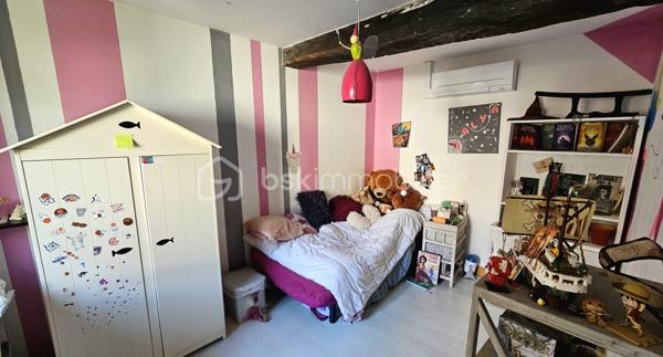 ✨ Le charme de l'ancien rénové allié au confort d'aujourd'hui ! ✨

Au cœur du bourg de Villerest, découvrez cette maison familiale pleine de caractère où chaque espace a été pensé pour offrir confort et convivialité.

Dès l'entrée, vous serez séduits par une vaste pièce de vie baignée de lumière avec sa cuisine ouverte, idéale pour partager de beaux moments en famille ou entre amis.

Côté nuit, la maison propose trois chambres spacieuses ainsi qu'un bureau, parfait pour le télétravail, une chambre d'enfant ou un espace loisirs.

La salle d'eau, entièrement modernisée, apporte une touche contemporaine, tandis que les deux WC offrent un confort appréciable au quotidien.

À l'extérieur, profitez d'une agréable cour privative, facile à entretenir, propice aux repas d'été et aux instants de détente.

Un véritable atout supplémentaire : les combles aménageables laissent libre cours à vos projets d'agrandissement selon vos besoins.

Pour votre confort toute l'année, la maison bénéficie d'équipements performants : pompe à chaleur, climatisation réversible et poêle à granulés.

🏡 Une maison chaleureuse, fonctionnelle et évolutive, située dans un secteur recherché de Villerest.

📞 Une visite vous permettra d'en apprécier tout le potentiel. Contactez dès maintenant Pauline Barraud – BSK Immobilier pour découvrir ce bien rare sur le marché.

Les plus :
✔ Bourg de Villerest
✔ Rénovation de qualité
✔ 3 chambres + bureau
✔ Cour privative
✔ Combles aménageables
✔ Pompe à chaleur + climatisation
✔ Poêle à granulés
✔ Maison prête à vivre

"Certaines maisons se visitent, d'autres se ressentent. Celle-ci fait partie de celles que l'on a du mal à quitter."