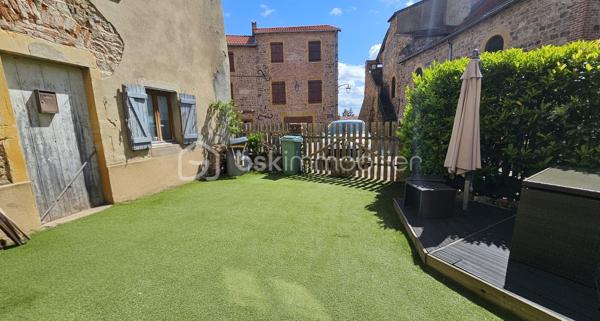 ✨ Le charme de l'ancien rénové allié au confort d'aujourd'hui ! ✨

Au cœur du bourg de Villerest, découvrez cette maison familiale pleine de caractère où chaque espace a été pensé pour offrir confort et convivialité.

Dès l'entrée, vous serez séduits par une vaste pièce de vie baignée de lumière avec sa cuisine ouverte, idéale pour partager de beaux moments en famille ou entre amis.

Côté nuit, la maison propose trois chambres spacieuses ainsi qu'un bureau, parfait pour le télétravail, une chambre d'enfant ou un espace loisirs.

La salle d'eau, entièrement modernisée, apporte une touche contemporaine, tandis que les deux WC offrent un confort appréciable au quotidien.

À l'extérieur, profitez d'une agréable cour privative, facile à entretenir, propice aux repas d'été et aux instants de détente.

Un véritable atout supplémentaire : les combles aménageables laissent libre cours à vos projets d'agrandissement selon vos besoins.

Pour votre confort toute l'année, la maison bénéficie d'équipements performants : pompe à chaleur, climatisation réversible et poêle à granulés.

🏡 Une maison chaleureuse, fonctionnelle et évolutive, située dans un secteur recherché de Villerest.

📞 Une visite vous permettra d'en apprécier tout le potentiel. Contactez dès maintenant Pauline Barraud – BSK Immobilier pour découvrir ce bien rare sur le marché.

Les plus :
✔ Bourg de Villerest
✔ Rénovation de qualité
✔ 3 chambres + bureau
✔ Cour privative
✔ Combles aménageables
✔ Pompe à chaleur + climatisation
✔ Poêle à granulés
✔ Maison prête à vivre

"Certaines maisons se visitent, d'autres se ressentent. Celle-ci fait partie de celles que l'on a du mal à quitter."