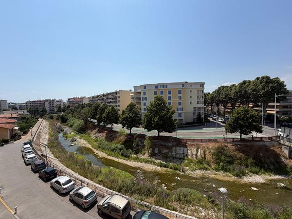 CAGNES SUR MER BEAU F1 avec belle Terrasse Parking Cave 35 m2 près de la mer