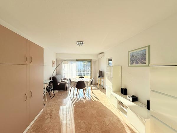CAGNES SUR MER BEAU F1 avec belle Terrasse Parking Cave 35 m2 près de la mer