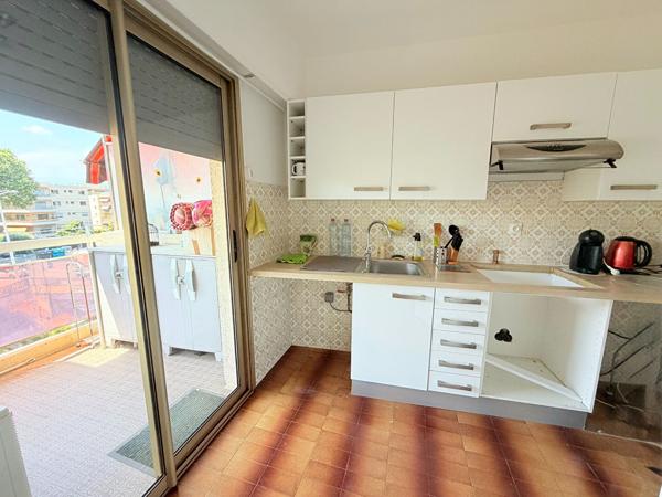 CAGNES SUR MER BEAU F1 avec belle Terrasse Parking Cave 35 m2 près de la mer