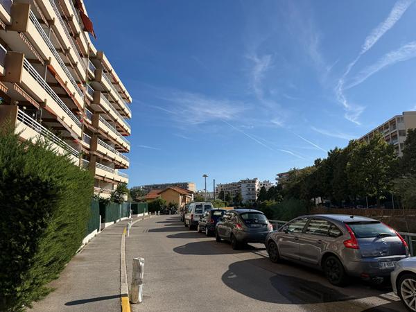 CAGNES SUR MER BEAU F1 avec belle Terrasse Parking Cave 35 m2 près de la mer