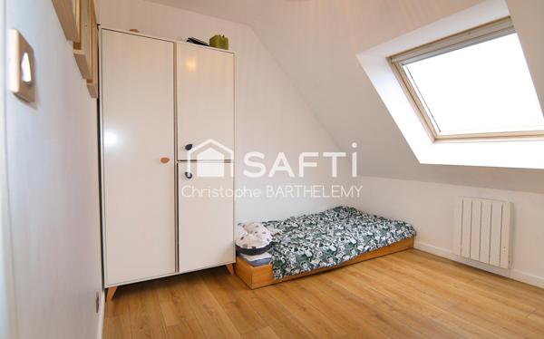 Joli pavillon moderne de 112m2, 3 chambres + bureau et 1lingerie. Double garage.