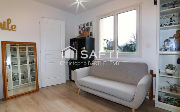 Joli pavillon moderne de 112m2, 3 chambres + bureau et 1lingerie. Double garage.