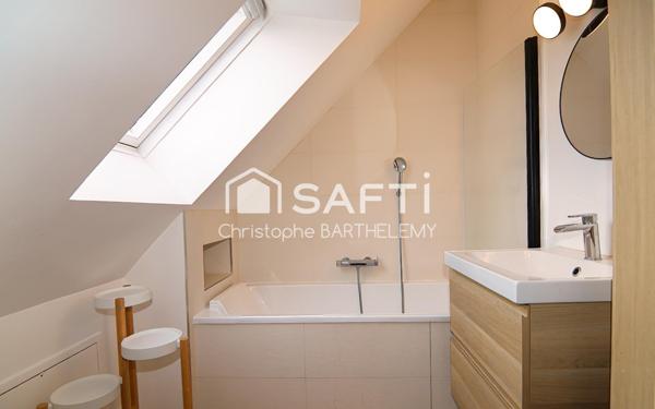 Joli pavillon moderne de 112m2, 3 chambres + bureau et 1lingerie. Double garage.