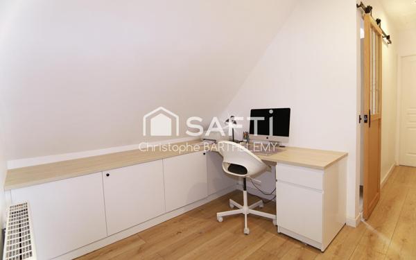 Joli pavillon moderne de 112m2, 3 chambres + bureau et 1lingerie. Double garage.