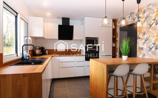 Joli pavillon moderne de 112m2, 3 chambres + bureau et 1lingerie. Double garage.