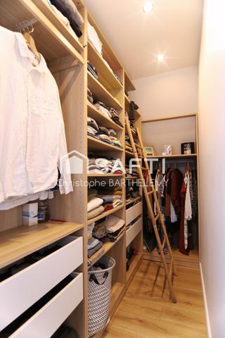 Joli pavillon moderne de 112m2, 3 chambres + bureau et 1lingerie. Double garage.