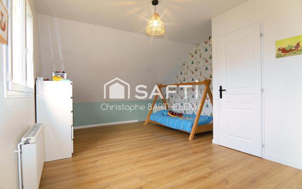 Joli pavillon moderne de 112m2, 3 chambres + bureau et 1lingerie. Double garage.