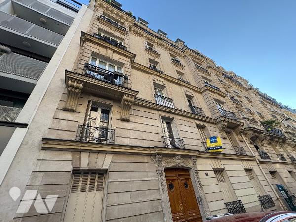 7 rue Jacques Kable. T2 en RDC : entrée, salon, chambre, cuisine, salle d'eau. Petit accès cour