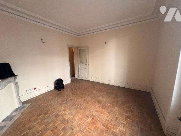 7 rue Jacques Kable. T2 en RDC : entrée, salon, chambre, cuisine, salle d'eau. Petit accès cour