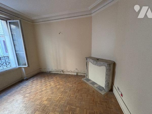 7 rue Jacques Kable. T2 en RDC : entrée, salon, chambre, cuisine, salle d'eau. Petit accès cour