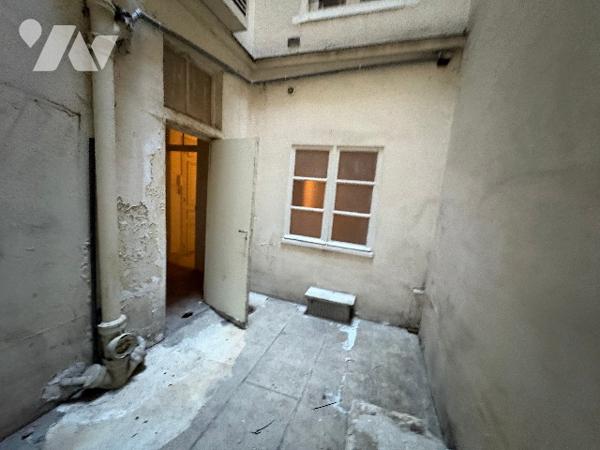 7 rue Jacques Kable. T2 en RDC : entrée, salon, chambre, cuisine, salle d'eau. Petit accès cour