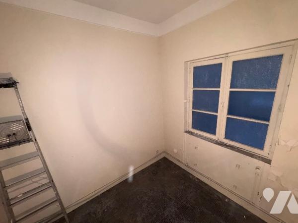 7 rue Jacques Kable. T2 en RDC : entrée, salon, chambre, cuisine, salle d'eau. Petit accès cour