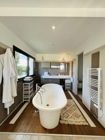 Pujaut (30131) Villa de Prestige Pujaut 202 M2 à 20 minutes de la gare d'Avignon TGV