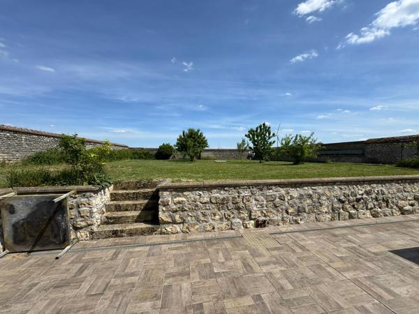 Angerville (91670) Ensemble immobilier à 15 min d’Angerville avec 2 habitations et grand terrain clos