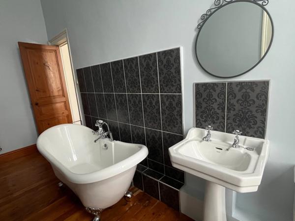 PLAISANCE DU GERS(32), ELEGANTE et HISTORIQUE MAISON DE MAITRE, dépendances, garage, 3200m2 clos et paysagé.