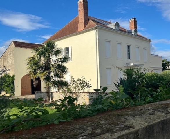 PLAISANCE DU GERS(32), ELEGANTE et HISTORIQUE MAISON DE MAITRE, dépendances, garage, 3200m2 clos et paysagé.