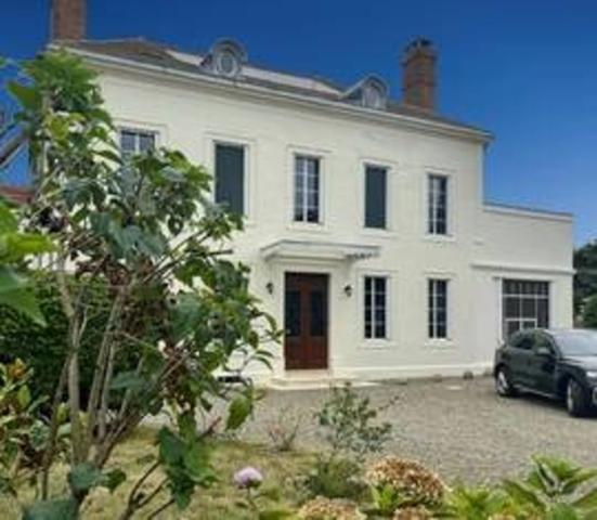 PLAISANCE DU GERS(32), ELEGANTE et HISTORIQUE MAISON DE MAITRE, dépendances, garage, 3200m2 clos et paysagé.