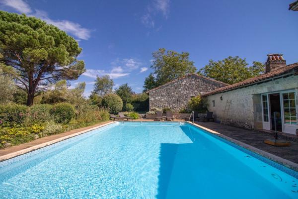 Un magnifique domaine en pierre avec des dépendances supplémentaires, situé sur plus de 14 hectares de terre panoramique et pittoresque en hauteur