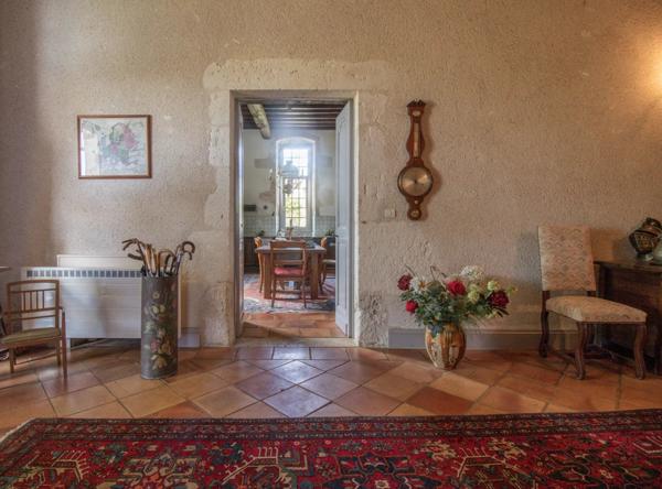 Un magnifique domaine en pierre avec des dépendances supplémentaires, situé sur plus de 14 hectares de terre panoramique et pittoresque en hauteur