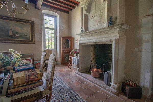 Un magnifique domaine en pierre avec des dépendances supplémentaires, situé sur plus de 14 hectares de terre panoramique et pittoresque en hauteur