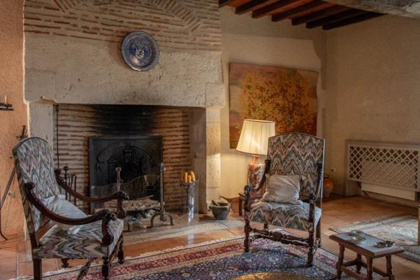 Un magnifique domaine en pierre avec des dépendances supplémentaires, situé sur plus de 14 hectares de terre panoramique et pittoresque en hauteur