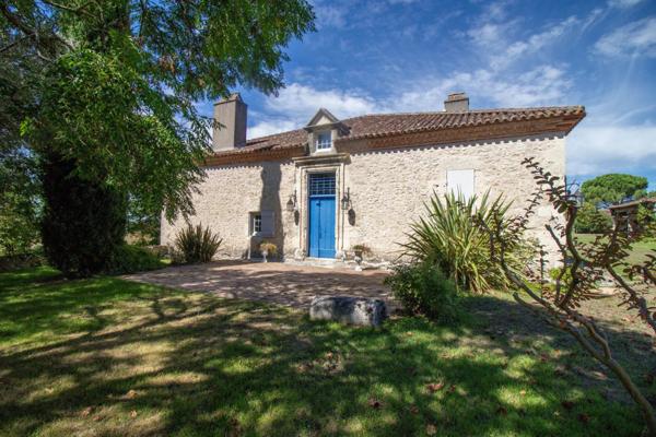 Un magnifique domaine en pierre avec des dépendances supplémentaires, situé sur plus de 14 hectares de terre panoramique et pittoresque en hauteur