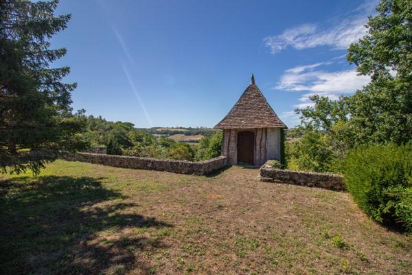 Un magnifique domaine en pierre avec des dépendances supplémentaires, situé sur plus de 14 hectares de terre panoramique et pittoresque en hauteur