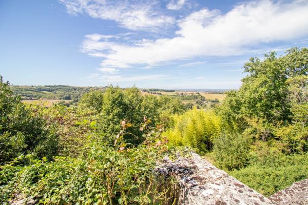 Un magnifique domaine en pierre avec des dépendances supplémentaires, situé sur plus de 14 hectares de terre panoramique et pittoresque en hauteur